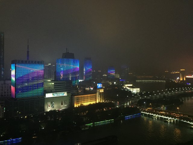 Blick aus dem Hotelzimmer: in Ningbo werden bis 22:00 Uhr mehrere Häuser mit gleichen oder korrespondierenden Motiven beleuchtet