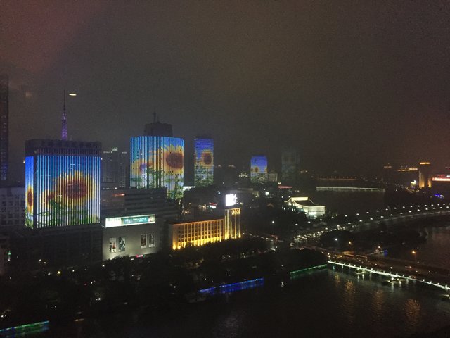 Blick aus dem Hotelzimmer: in Ningbo werden bis 22:00 Uhr mehrere Häuser mit gleichen oder korrespondierenden Motiven beleuchtet