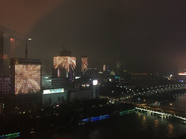 Blick aus dem Hotelzimmer: in Ningbo werden bis 22:00 Uhr mehrere Häuser mit gleichen oder korrespondierenden Motiven beleuchtet
