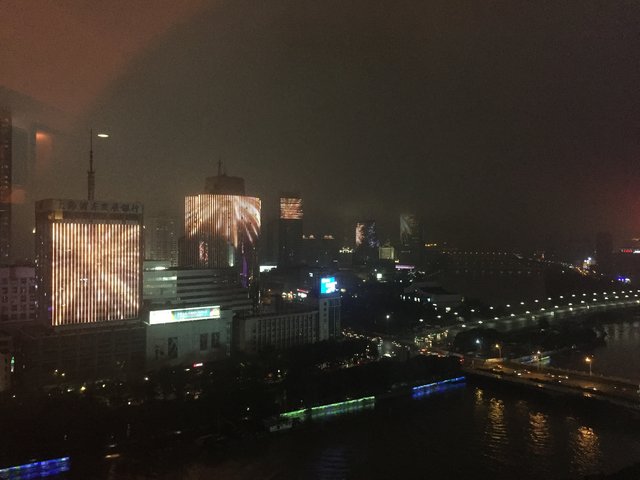 Blick aus dem Hotelzimmer: in Ningbo werden bis 22:00 Uhr mehrere Häuser mit gleichen oder korrespondierenden Motiven beleuchtet