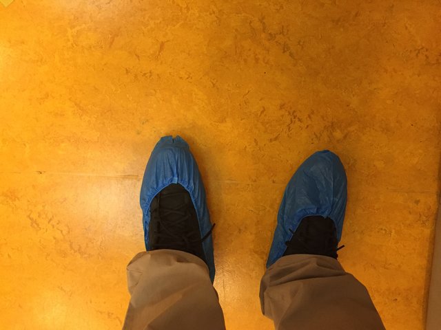 am späten Abend eigentlich geschlossen, für uns geöffnet: Mutter-Kind-Betreuung in Beilun ... Überzieher für die Schuhe der Besucher ...