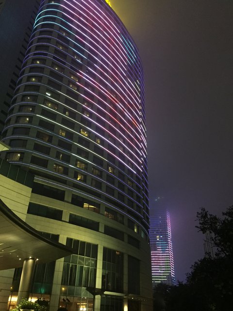 das Shangri-La in Ningbo bei Nacht