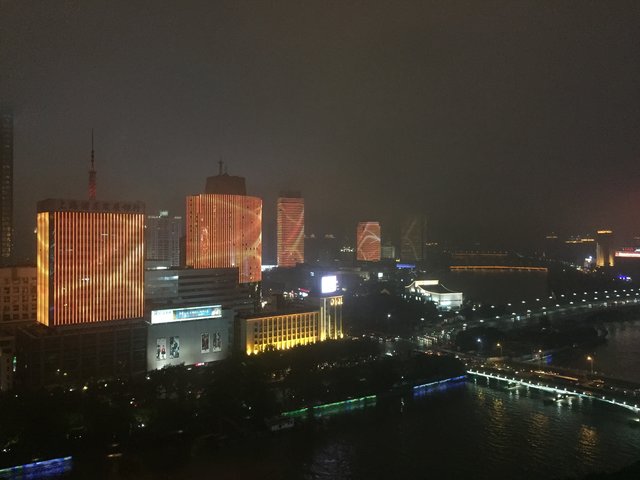 Blick aus dem Hotelzimmer: in Ningbo werden bis 22:00 Uhr mehrere Häuser mit gleichen oder korrespondierenden Motiven beleuchtet