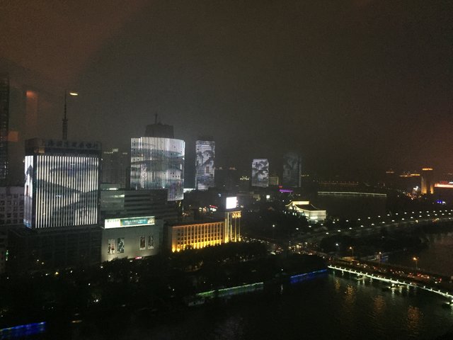 Blick aus dem Hotelzimmer: in Ningbo werden bis 22:00 Uhr mehrere Häuser mit gleichen oder korrespondierenden Motiven beleuchtet