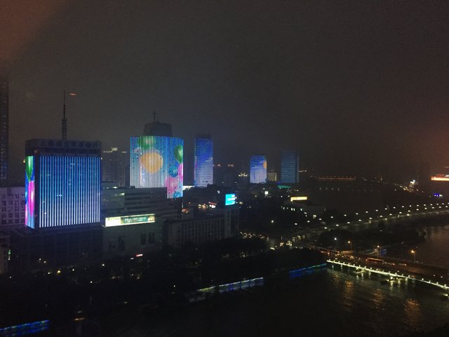 Blick aus dem Hotelzimmer: in Ningbo werden bis 22:00 Uhr mehrere Häuser mit gleichen oder korrespondierenden Motiven beleuchtet