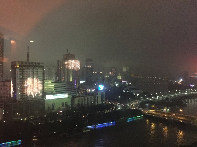 Blick aus dem Hotelzimmer: in Ningbo werden bis 22:00 Uhr mehrere Häuser mit gleichen oder korrespondierenden Motiven beleuchtet