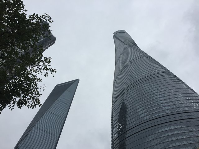 Der Shanghai-Tower (rechts) und der "Flaschenöffner"