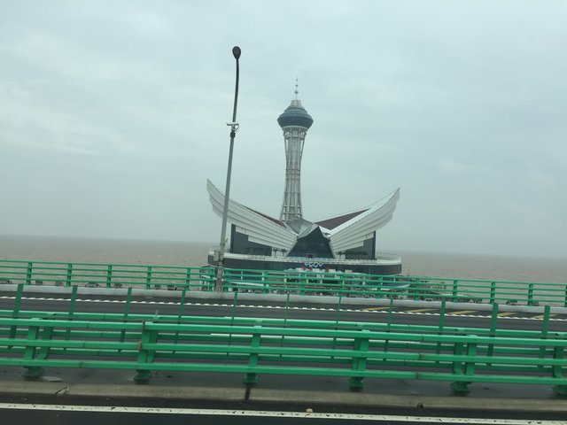Die Autobahn von Shanghai nach Ningbo nimmt eine "Abkürzung" über die Hangzhou-Bay auf der aktuell längsten Brücke der Welt ... und in der Mitte der Brücke hat man ein Hotel gebaut, das einem Schwan ähnelt