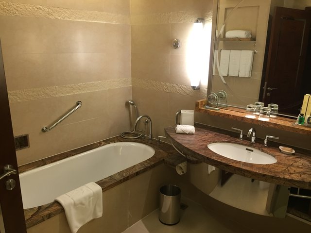 das Bad im Shangri-La ist so groß, wie in manch anderem Hotel das ganze Zimmer