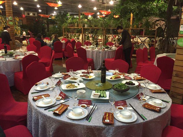 Das "Tengtou Dongfang Tianyuan Eco Restaurant, Ningbo", eine Mischung aus Outdoor- und Indoor-Restaurant