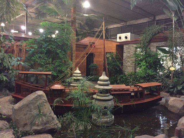 Das "Tengtou Dongfang Tianyuan Eco Restaurant, Ningbo", eine Mischung aus Outdoor- und Indoor-Restaurant