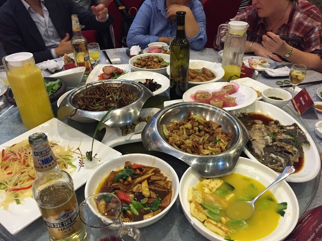 Das Essen im "Tengtou Dongfang Tianyuan Eco Restaurant, Ningbo", einer Mischung aus Outdoor- und Indoor-Restaurant