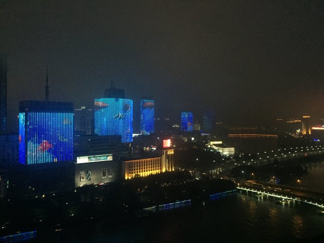 Blick aus dem Hotelzimmer: in Ningbo werden bis 22:00 Uhr mehrere Häuser mit gleichen oder korrespondierenden Motiven beleuchtet