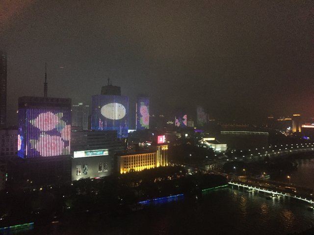 Blick aus dem Hotelzimmer: in Ningbo werden bis 22:00 Uhr mehrere Häuser mit gleichen oder korrespondierenden Motiven beleuchtet