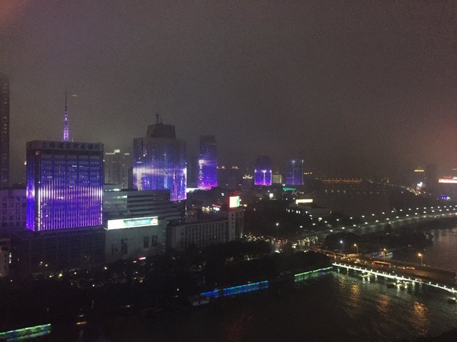 Blick aus dem Hotelzimmer: in Ningbo werden bis 22:00 Uhr mehrere Häuser mit gleichen oder korrespondierenden Motiven beleuchtet