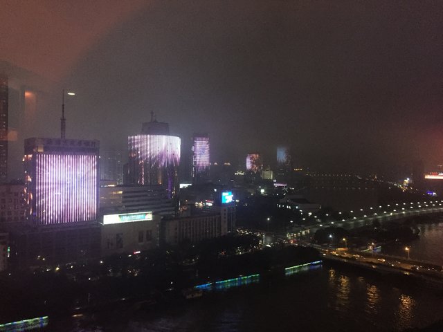 Blick aus dem Hotelzimmer: in Ningbo werden bis 22:00 Uhr mehrere Häuser mit gleichen oder korrespondierenden Motiven beleuchtet