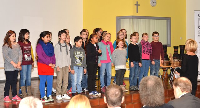 Mit einem fröhlichen Lied begrüßte der Schülerchor der Stötzner-Schule den neuen Schulleiter Jürgen Dölger.
