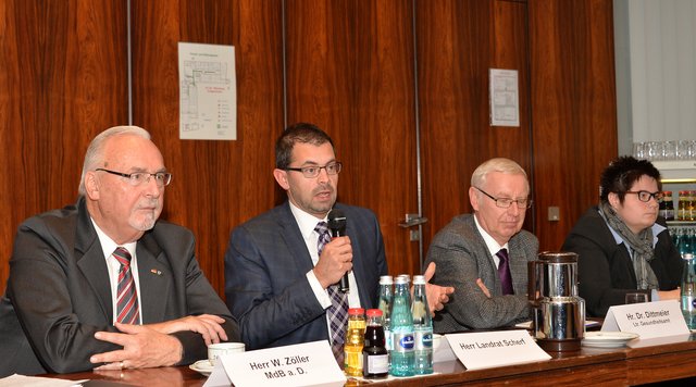 Landrat Jens Marco Scherf (zweiter von links) forderte die KV auf, eine für die Region passende Lösung zu finden. Mit dabei in Würzburg waren auch Kreistagsmitglied Wolfang Zöller (links) sowie der Leiter des Gesundheitsamt Miltenberg, Dr. Erwin Dittmeier, und die Geschäftsstellenleiterin der Gesundheitsregion plus, Judith Seidel.