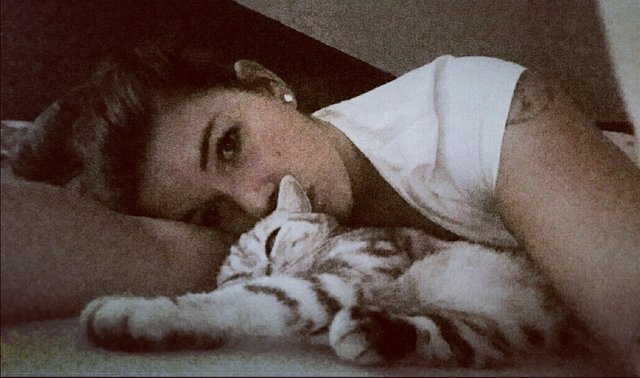 "Wer eine Katze hat, braucht das alleinsein nicht zu fürchten."(Daniel Defo) Dieses Bild entstand, als ich von der Arbeit mit Kopfschmerzen nach Hause kam und Daisy auf dem Bett lag.