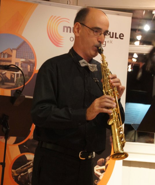 Temperamentvoll, schwelgend und jazzig: Thomas Schmitz  begeistert mit seinem Sopran-Saxofon.