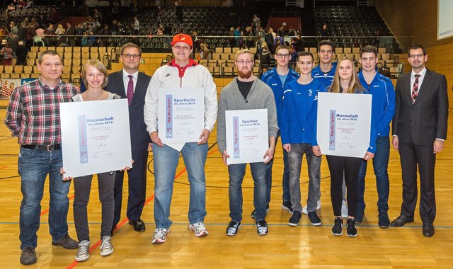 Strahlende Gesichter bei den Sportlern und der Mannschaft des Jahres, den Sponsoren Andreas Wolfstetter (links) und Thomas Feußner (Sparkasse Miltenberg-Obernburg, dritter von links) sowie bei Landrat Jens Marco Scherf (rechts).