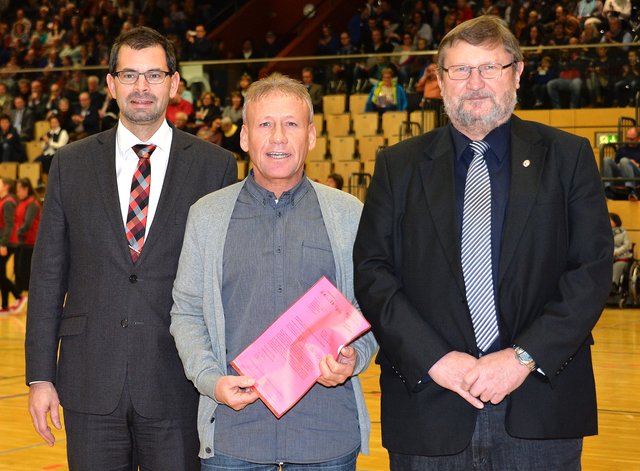Als Ausdruck der Anerkennung für die integrativen Bemühungen des FC Bürgstadt überreichte BFV-Kreisvorsitzender Adolf Weis (rechts) einen Scheck an dessen Vertreter Heiner Janetschek (mitte); Landrat Jens Marco Scherf gratulierte ebenfalls.