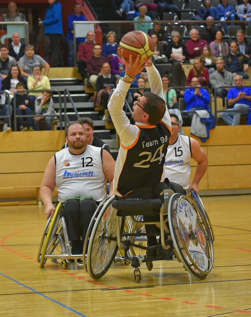Wie Rollstuhlbasketball gespielt wird, erlebte Landrat Jens Marco Scherf am eigenen Leib, als er im Rollstuhl Platz nahm.