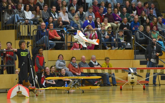 Flugakrobatik pur zeigten die Akteure des MFG Elsava, als sie ihre Modelle in der Untermainhalle fliegen ließen.