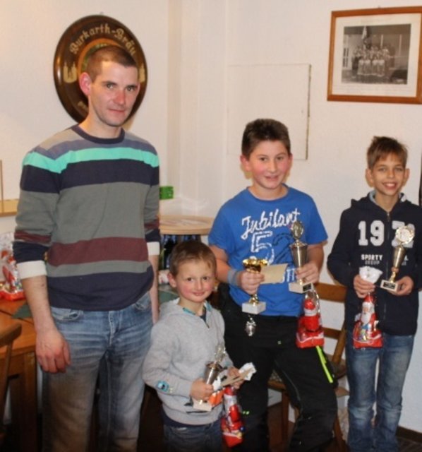 Die erfolgreichen Jungschützen v.l.: Sportleiter Björn Kuhn,
2.Ritter Taylan Yildirim, Jugend-Schützenkönig Silas Ballweg,
1. Ritter Fabio Fröhlich