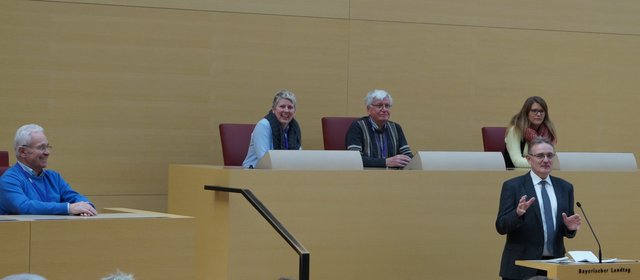 Während der Diskussion mit MdL Berthold Rüth im Plenarsaal nahm Valentin Zehnter den Platz der Landtagspräsidentin und Lisa Greubel sowie Monika Schuck den Platz der Vizepräsidenten und Walter Nebel den Platz des Ministerpräsidenten ein.