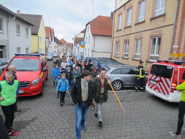 1. Friedenslichtlauf 2016. - Viele Pfadfinder-Gruppen besuchen den Gottesdienst in der St.-Margaretha-Kirche in Mainaschaff. (Bild von Iris Breitenbach)