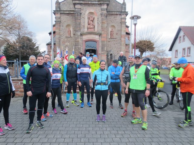 1. Friedenslichtlauf 2016, Start in Mainaschaff, St.-Margaretha-Kirche (Bild von Iris Breitenbach)