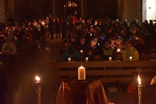 Friedenslicht-Gottesdienst in der St.-Maria-Magdalena-Kirche in Trennfurt. (Bild von Olaf Braum)