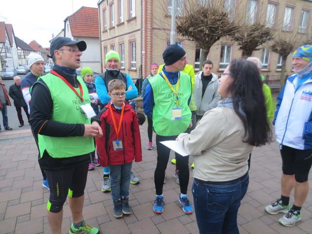 1. Friedenslichtlauf 2016, Start in Mainaschaff, St.-Margaretha-Kirche (Bild von Iris Breitenbach)