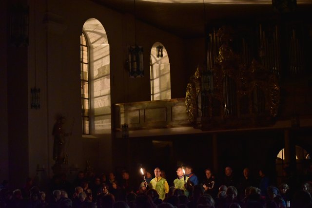Friedenslicht-Gottesdienst in der St.-Maria-Magdalena-Kirche in Trennfurt. (Bild von Olaf Braum)