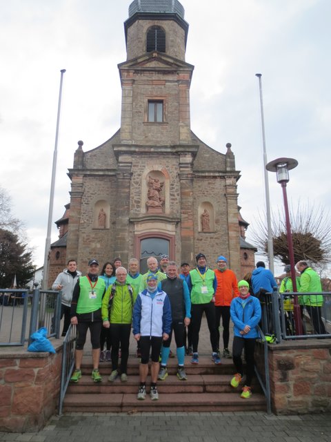 1. Friedenslichtlauf 2016, Start in Mainaschaff, St.-Margaretha-Kirche (Bild von Iris Breitenbach)