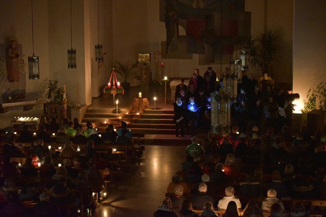 Friedenslicht-Gottesdienst in der St.-Maria-Magdalena-Kirche in Trennfurt. (Bild von Olaf Braum)