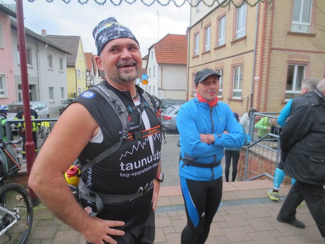 1. Friedenslichtlauf 2016, Start in Mainaschaff, St.-Margaretha-Kirche (Bild von Iris Breitenbach)