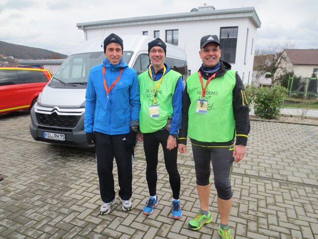 1. Friedenslichtlauf 2016, Das Organisationsteam kurz vor dem Start, V.l.n.r. Rainer Schmitt, Norbert Abb und Udo Wohlmann. (Bild von Iris Breitenbach)