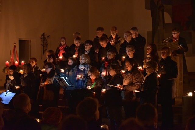 Friedenslicht-Gottesdienst in der St.-Maria-Magdalena-Kirche in Trennfurt, Moya-Chor (Bild von Olaf Braum)