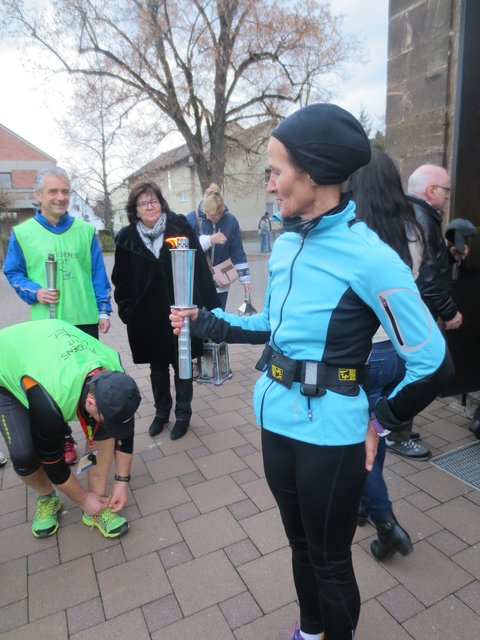 1. Friedenslichtlauf 2016, Start in Mainaschaff, St.-Margaretha-Kirche (Bild von Iris Breitenbach)