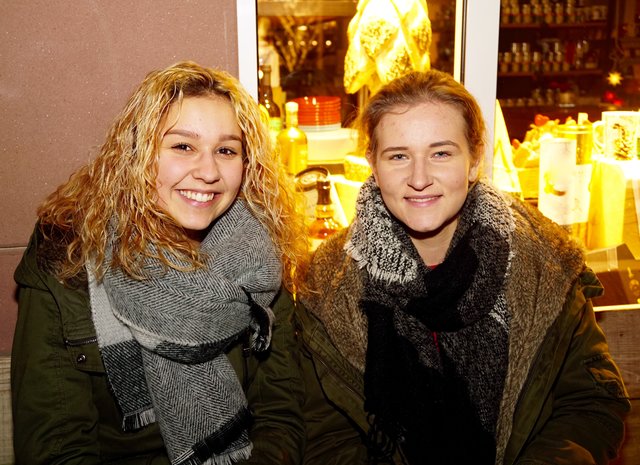 Diesen beiden jungen Damen aus Röllfeld gefällt es auf dem Miltenberger Weihnachsmarkt sichtlich gut!