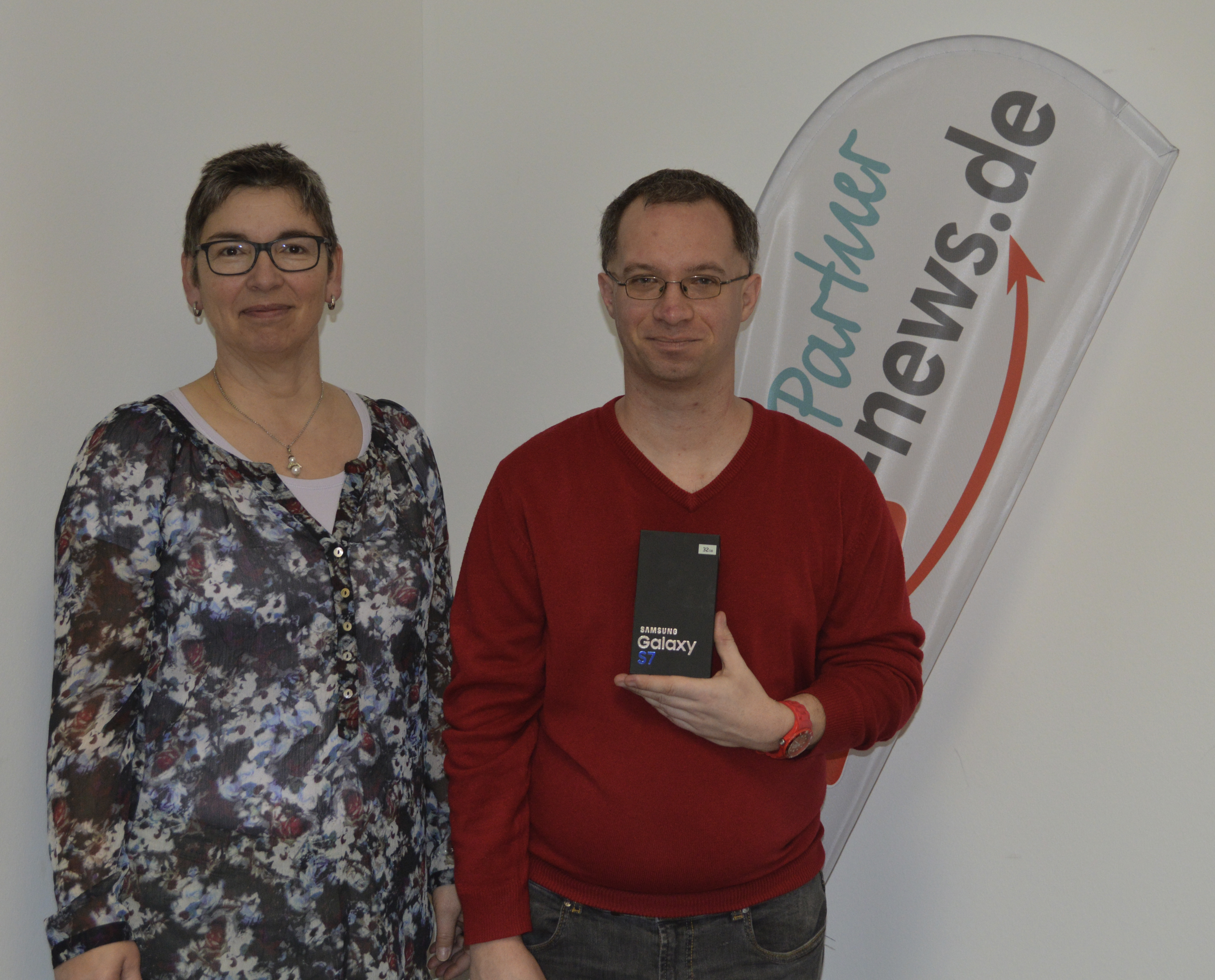 Der Gewinner des Samsung Galaxy S7, Wolfang Posch, erhielt sein "Last-Minute-Weihnachtsgeschenk" heute am 23. Dezember im News Verlag. Es gratulierte Redaktionsleiterin Sabine Rindsfüsser.