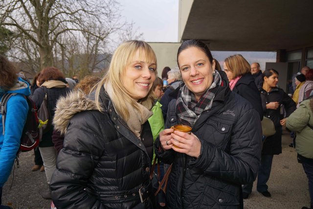 Gemütlicher Ausklang nach dem Weihnachtskonzert  beim Basar, bei Punsch und Plätzchen.