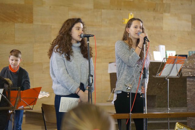 So wünscht man sich eine weihnachtliche Einstimmung ...natürlich mit Musik und talentierten Akteuren,
mit engagierten Sängerinnen und Sängern, 
mit fleißigen Musikerinnen und Musikern!