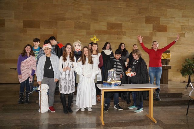 Überzeugend gespielt - ein nachdenkliches Stück aus England, auch in unserer heutigen Zeit noch aktuell - mit Schülerinnen und Schülern der beiden achten Klassen - unter der Leitung von Lehrerin Angela Ginkel kurzweilig und spannend in Szene gesetzt.