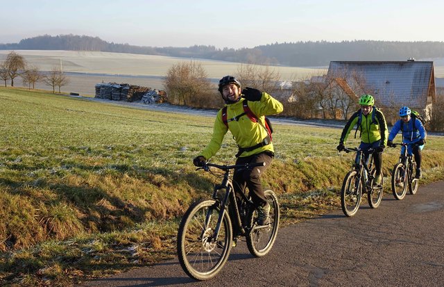Unterwegs  durch Kälte und esigem Wind: engagierte Radsportler - gesehen bei Amorbach-Reichartshausen.