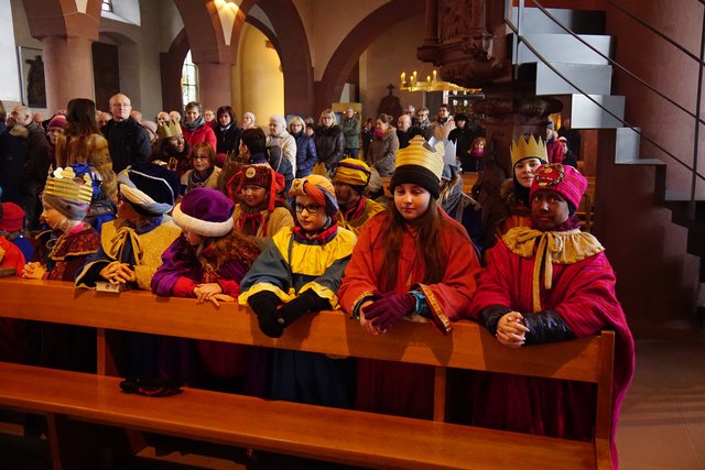 Sternsinger kurz vor der Aussendung beim Festgottesdienst in der Stadtpfarrkirche in Miltenberg am Dreikönigstag.