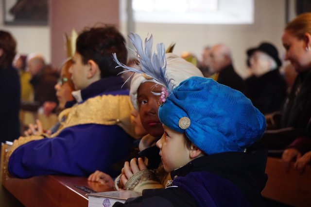 Konzentriert dabei: Junger Sternsinger in MIltenberg beim Festgottesdienst an Dreikönig in der katholischen Stadtpfarrkirche St. Jakobus.