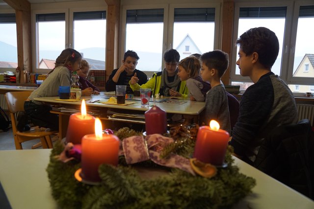 Besinnlich und gemütlich ging es beim gemeinsamen Vormittag der ersten und achten Klassen zu.